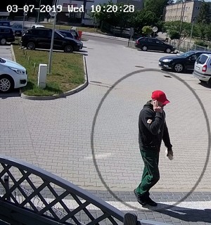 Zdjęcie poglądowe, przedstawiające mężczyznę, który idzie chodnikiem i rozmawia przez telefon.