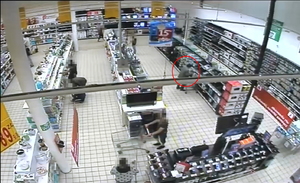 Zdjęcie poglądowe, przedstawiające sprawcę kradzieży sprzętu elektronicznego.