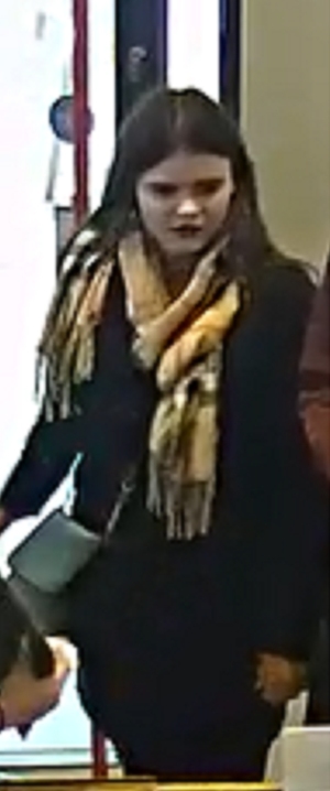 Zdjęcie poglądowe, przedstawiające kobietę podejrzewaną o przywłaszczenia portfela.