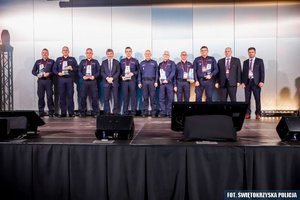Zdjęcie poglądowe, przedstawiające policjantów oraz przedstawicieli Polskiego Związku Piłki Nożnej