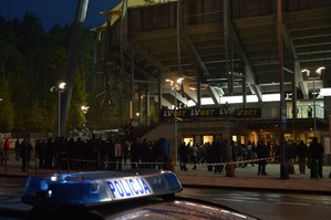 Zdjęcie poglądowe, przedstawiające kibiców przed stadionem Klubu Arki Gdynia