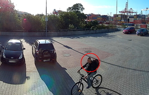 Zdjęcie poglądowe, przedstawiające mężczyznę z plecakiem, który podejrzewany jest o kradzież roweru. Mężczyzna jedzie na rowerze.