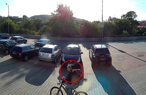 Zdjęcie poglądowe, przedstawiające mężczyznę podejrzewanego o kradzież roweru. Mężczyzna jedzie na rowerze, ma na sobie plecak.