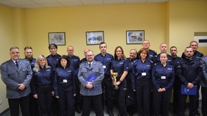 Zdjęcie poglądowe, przedstawiające najlepszych policjantów śledczych z Gdyni.