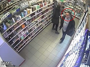 Zdjęcie poglądowe, przedstawiające mężczyznę podejrzewanego o kradzież perfum. Mężczyzna jest w sklepie i patrzy na towar na półkach.