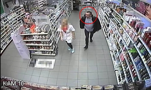Zdjęcie poglądowe. przedstawiające mężczyznę podejrzewanego o kradzież perfum. Mężczyzna idzie w sklepie za kobietą i patrzy na asortyment.