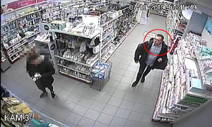 Zdjęcie poglądowe, przedstawiające mężczyznę podejrzewanego o kradzież perfum. Mężczyzna chodzi po sklepie.