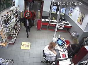 Zdjęcie poglądowe, przedstawiające mężczyznę podejrzewanego o kradzież perfum. Mężczyzna wchodzi do sklepu.