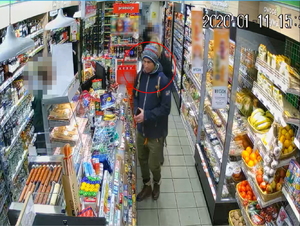 Zdjęcie poglądowe, przedstawiające mężczyznę, który stoi przed ladą w sklepie i prawdopodobnie rozmawia ze sprzedawcą.