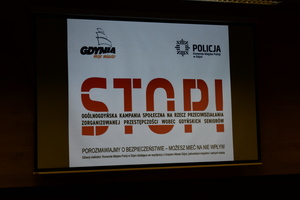 Zdjęcie poglądowe, przedstawiające z prawej strony logo Komendy Miejskiej Policji w Gdyni, z lewej strony logo miasta &amp;quot;Gdynia Moje Miasto&amp;quot;, a po środku napis STOP Ogólnogdyńska Kampania Społeczna na rzecz przeciwdziałania zorganizowanej przestępczości wobec gdyńskich seniorów.