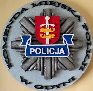 Zdjęcie przedstawiające logo Policji z herbem miasta.