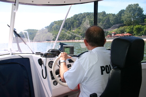 Policjant podczas patrolu wodnego