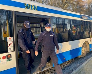 Zdjęcie przedstawiające policjantów wychodzących z autobusu miejskiego.