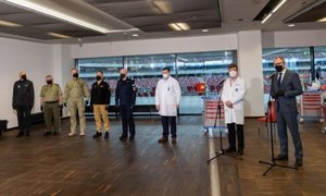 Zdjęcie przedstawiające przedstawicieli służby zdrowia oraz funkcjonariuszy różnych służb, którzy brali udział w inauguracji szczepień dla służb mundurowych.