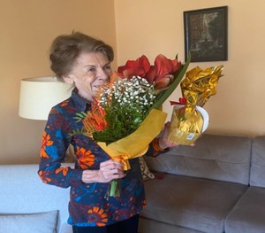 Zdjęcie przedstawiające córkę przedwojennego policjanta. Pani Krystyna na zdjęciu trzyma kwiaty, które dostała z okazji 82 urodzin.