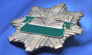Zdjęcie przedstawiające odznakę policyjną.