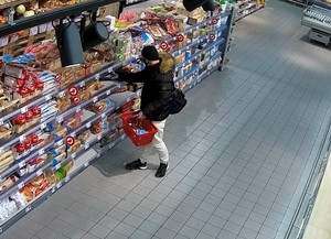 Zdjęcie przedstawiające mężczyznę, który robi zakupy w sklepie.