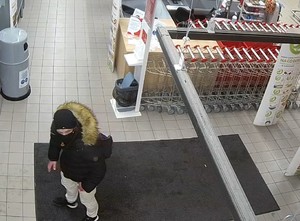 Zdjęcie przedstawiające mężczyznę, który wychodzi ze sklepu.