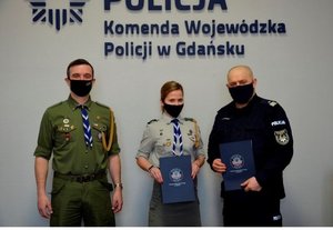 Zdjęcie przedstawiające Komendanta Wojewódzkiego Policji w Gdańsku wraz z dwoma harcerzami.