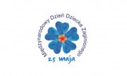 Zdjęcie przedstawiające niebieską koniczynę, wokół której jest napis: Międzynarodowy Dzień Dziecka Zaginionego