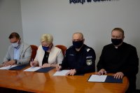 Zdjęcie przedstawiające Komendanta Wojewódzkiego Policji w Gdańsku podczas podpisania porozumienia o współpracy w zakresie zapobiegania zachowaniom suicydalnym