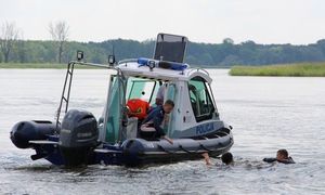 Zdjęcie przedstawiające łódź policyjną