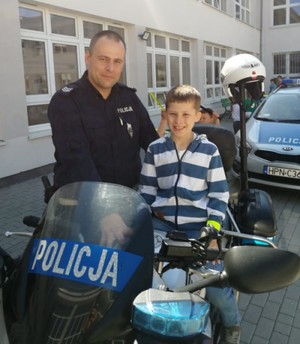 Zdjęcie przedstawiające policjanta z synem