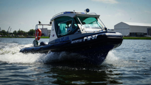 Zdjęcie przedstawiające łódź policyjną