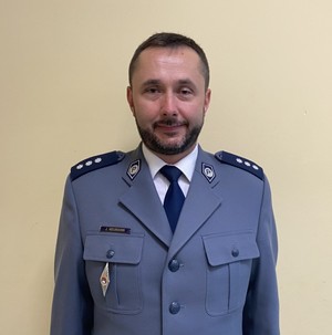 Zdjęcie przedstawiające Zastępcę Komendanta Komisariatu Policji w Gdyni - Śródmieściu - kom. Jarosława Neumanna