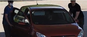 Zdjęcie przedstawiające dwóch mężczyzn przy samochodzie