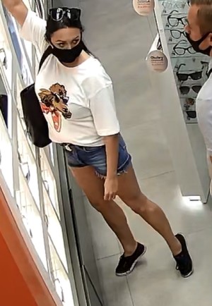 Zdjęcie przedstawiającą kobietę, podejrzewaną o kradzież okularów.