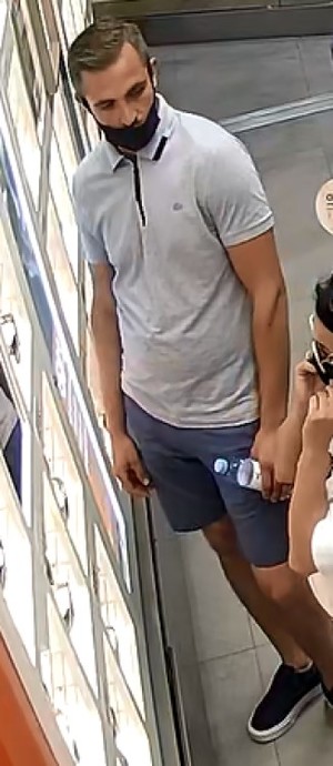 Zdjęcie przedstawiające mężczyznę, podejrzewanego o kradzież okularów.