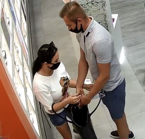 Zdjęcie przedstawiające kobietę i mężczyznę, podejrzewanych o kradzież okularów.