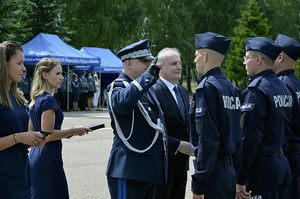 Zdjęcie przedstawiające Komendanta Wojewódzkiego Policji w Gdańsku oraz innych policjantów podczas ceremonii obchodów wojewódzkich Święta Policji