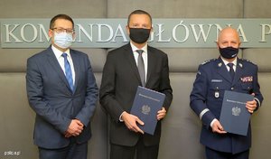 Zdjęcie po podpisaniu porozumienia Komendy Głównej Policji z Pocztą Polską