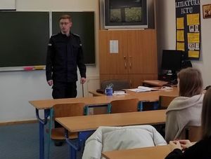 Zdjęcie przedstawiające policjanta podczas zajęć w V Liceum Ogólnokształcącym w Gdyni