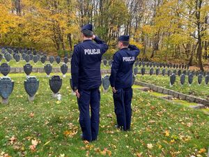 Zdjęcie przedstawiające policjantów oddających hołd poległemu przedwojennemu policjantowi z Gdyni