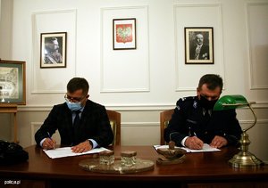 Zdjęcie przedstawiające podpisanie porozumienia między Komendantem Głównym Policji a Ośrodkiem Rozwoju Edukacji