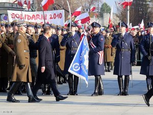 Zdjęcie przedstawiające uroczystość obchodów Narodowego Święta Niepodległości w Warszawie