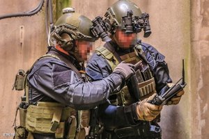 Zdjęcie przedstawiające policyjnych kontrterrorystów