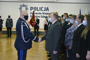 Zdjęcie przedstawiające Komendanta Wojewódzkiego Policji w Gdańsku podczas obchodów Święta Służby Cywilnej
