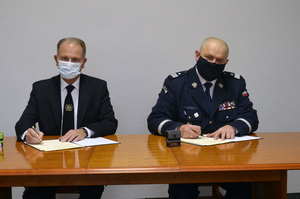 Zdjęcie wykonane podczas podpisania porozumienia pomiędzy Komendantem Wojewódzkim Policji w Gdańsku, a Regionalnym Dyrektorem Ochrony Środowiska w Gdańsku