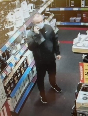 Zdjęcie przedstawiające mężczyznę podejrzewanego o kradzież słuchawek