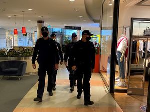 Zdjęcie przedstawiające policjantów patrolujących galerię handlową