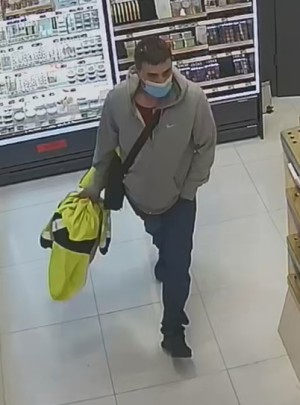 Zdjęcie przedstawiające mężczyznę, który może mieć związek z kradzieżą w drogerii