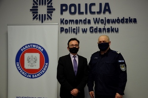 Zdjęcie przedstawiające Komendanta Wojewódzkiego Policji w Gdańsku oraz Pomorskiego Państwowego Wojewódzkiego Inspektora Sanitarnego