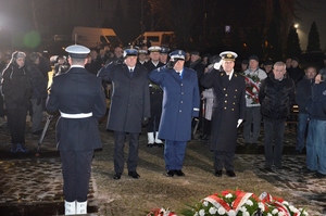 Zdjęcie przedstawiające Komendanta Wojewódzkiego Policji w Gdyni podczas obchodów 40. rocznicy wprowadzenia stanu wojennego w Polsce