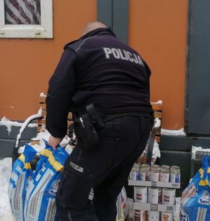 Zdjęcie przedstawiające dzielnicowego z Komisariatu Policji w Gdyni Oksywiu, który zorganizował zbiórkę darów dla podopiecznych z &quot;Ciapkowa&quot;