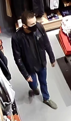1. Zdjęcie przedstawiające mężczyznę, który może mieć związek z kradzieżą w sklepie, do której doszło w październiku br.