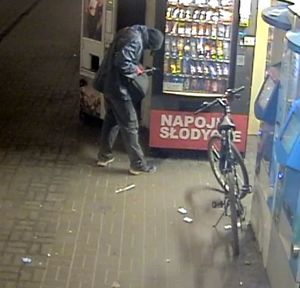 3. Zdjęcie przedstawiające mężczyznę, który może mieć związek z kradzieżą w tunelu SKM Gdynia Wzgórze Św. Maksymiliana, do której doszło w listopadzie br.